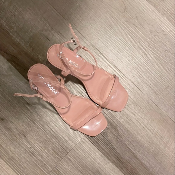 Gorgeous blush heels - Picture 5 of 6